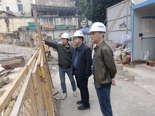 2岑廷义深刻现场进行走访。覃必英 摄（建图）.jpg