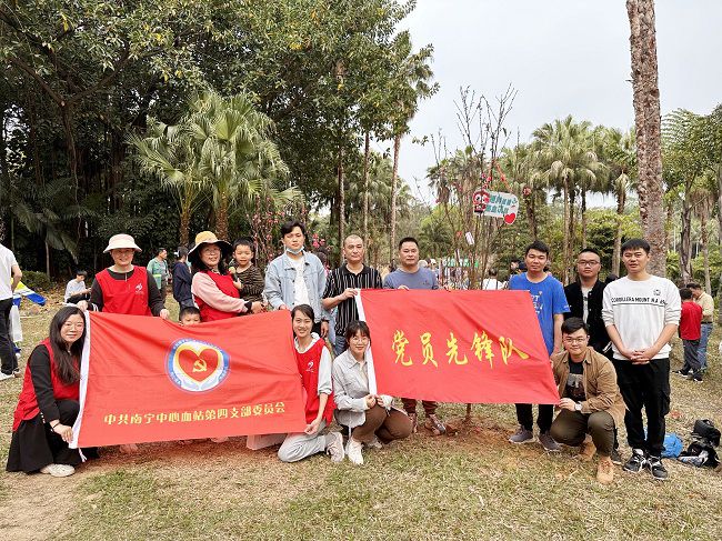 与主办方合影留想。周煜川 摄（建图）1.jpg