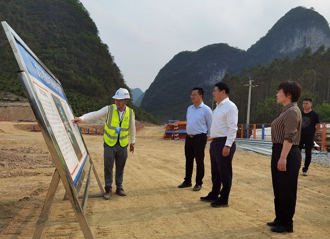 听取工作汇报。江家兵 摄（建图）.jpg