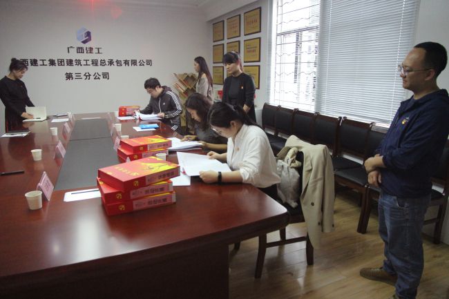 查抄资料现场。梁红玉 摄（建图）.jpg