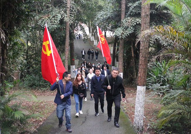 徒步走。张钊林 摄（建图）.jpg