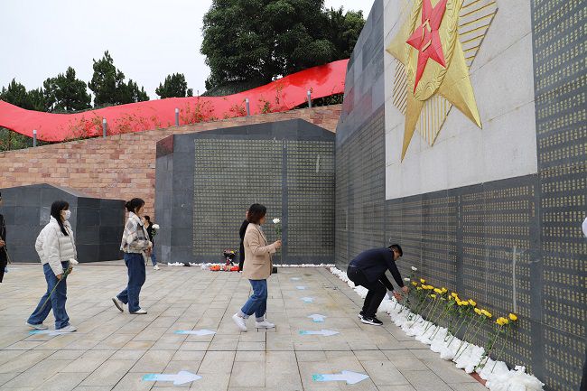 献花。张钊林  摄（建图） (2).jpg