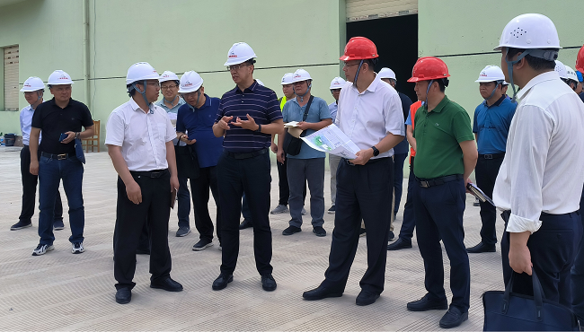 视察项目现场。谢家宝 摄（建图）.png