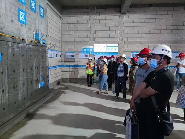 公司员工观摩。覃桂整 摄（建图）.jpg