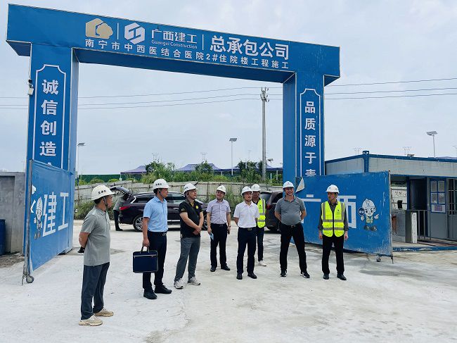 邓少新深刻施工现场。苏卫传 摄（原000图000000000000000）.jpg