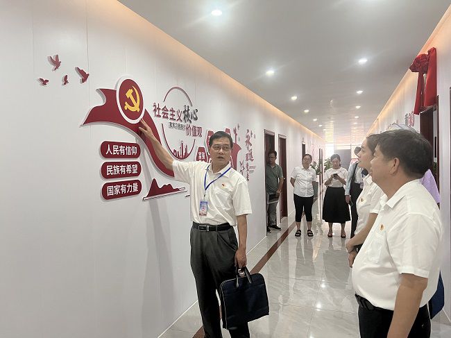 参观党建文化长廊。卢丽君 摄（建图）.jpg