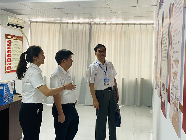 参观党员活动室。卢丽君 摄（建图）.jpg