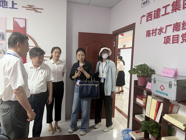 查看党建设施建设情况。卢丽君 摄（建图）.jpg
