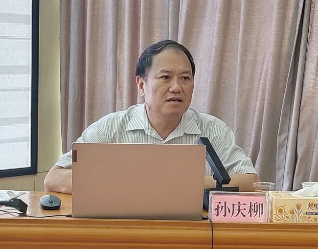 孙庆柳在授课；票ι 摄（建图）.jpg