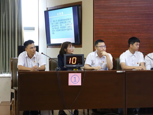 公司才赛行列镇定答题。李立云 摄（建图）.jpg