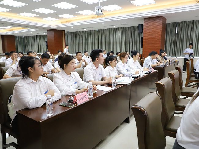 工作人员当真计时记分。李立云 摄（建图）.jpg