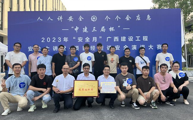参赛选手及啦啦队合影；畦￡ 摄（建图）.jpg