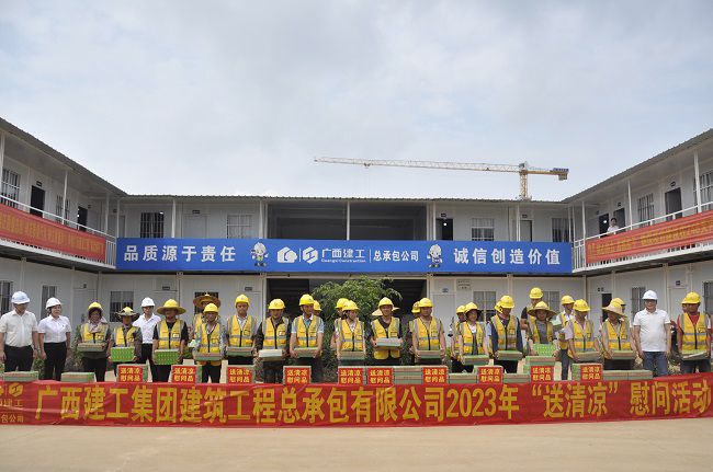 “送清冷”慰问活动合影。王瑾贞 摄（建图）.jpg