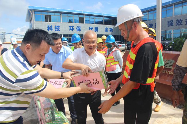 发放慰问品。梁红玉 摄（建图）.jpg
