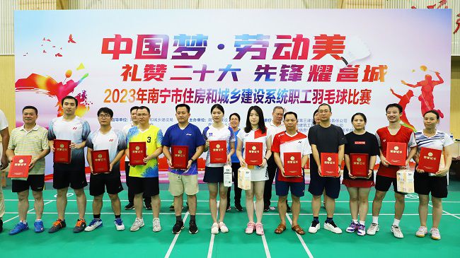 公司获优良组织奖，李天阳代表公司上台领奖。.jpg