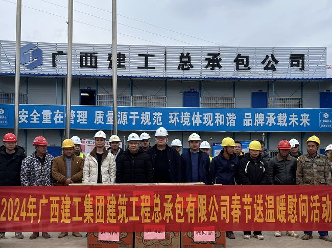 慰问活动合影。李伟燕 摄（建图）.jpg