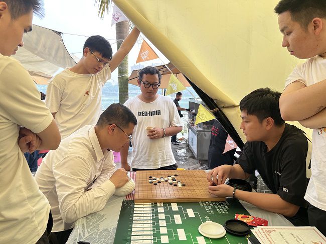 五子棋角逐现场。杨钰 摄（2）.jpg