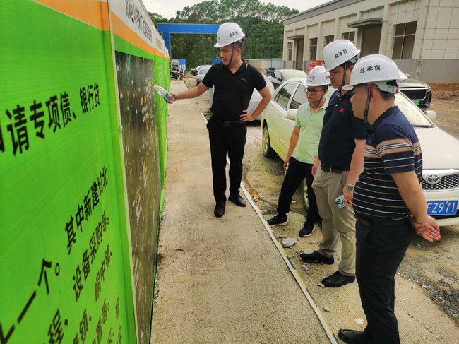 黎双荣听取项目情况介绍。李海宁摄（建图）.jpg