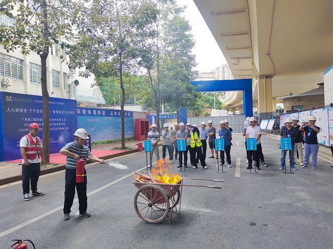 梅锦辉示芳火器操作；票ι 摄（建图）.jpg