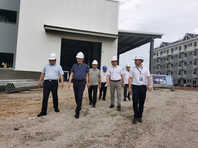 何朝建在项目现场；蒲茉笊悖ńㄍ迹.jpg