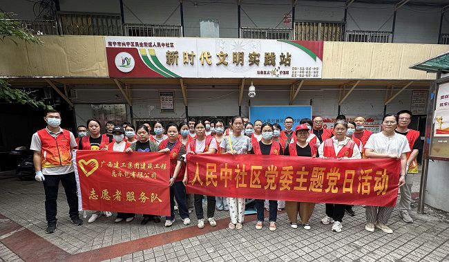 总承包公司自愿者与社区工作人员合影。王莹摄（建图）.jpg